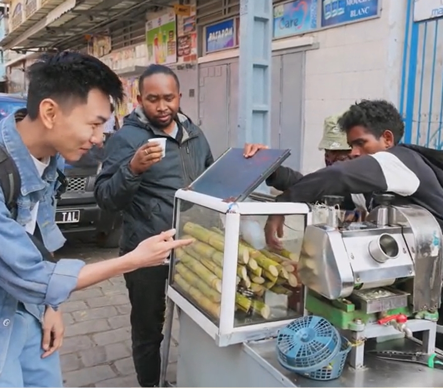 Người đàn ông lạ mặt ở Châu Phi bất ngờ làm 1 chuyện với Khoai Lang Thang ngay giữa đường, có cản cũng không được- Ảnh 1.