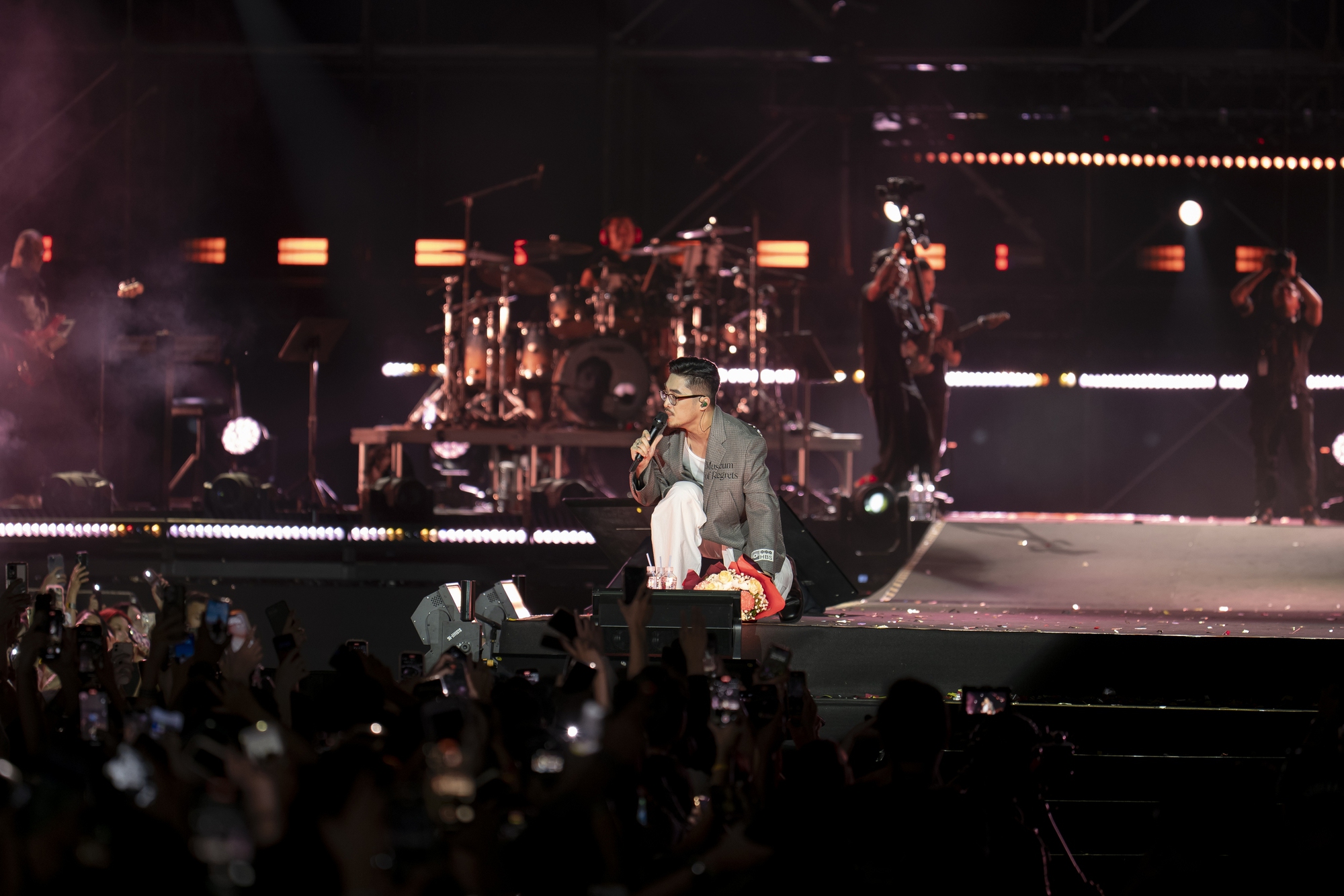 14 ngh&igrave;n kh&aacute;n giả h&ograve;a giọng đ&ograve;i Vũ trở lại s&acirc;n khấu d&ugrave; hết show- Ảnh 4.