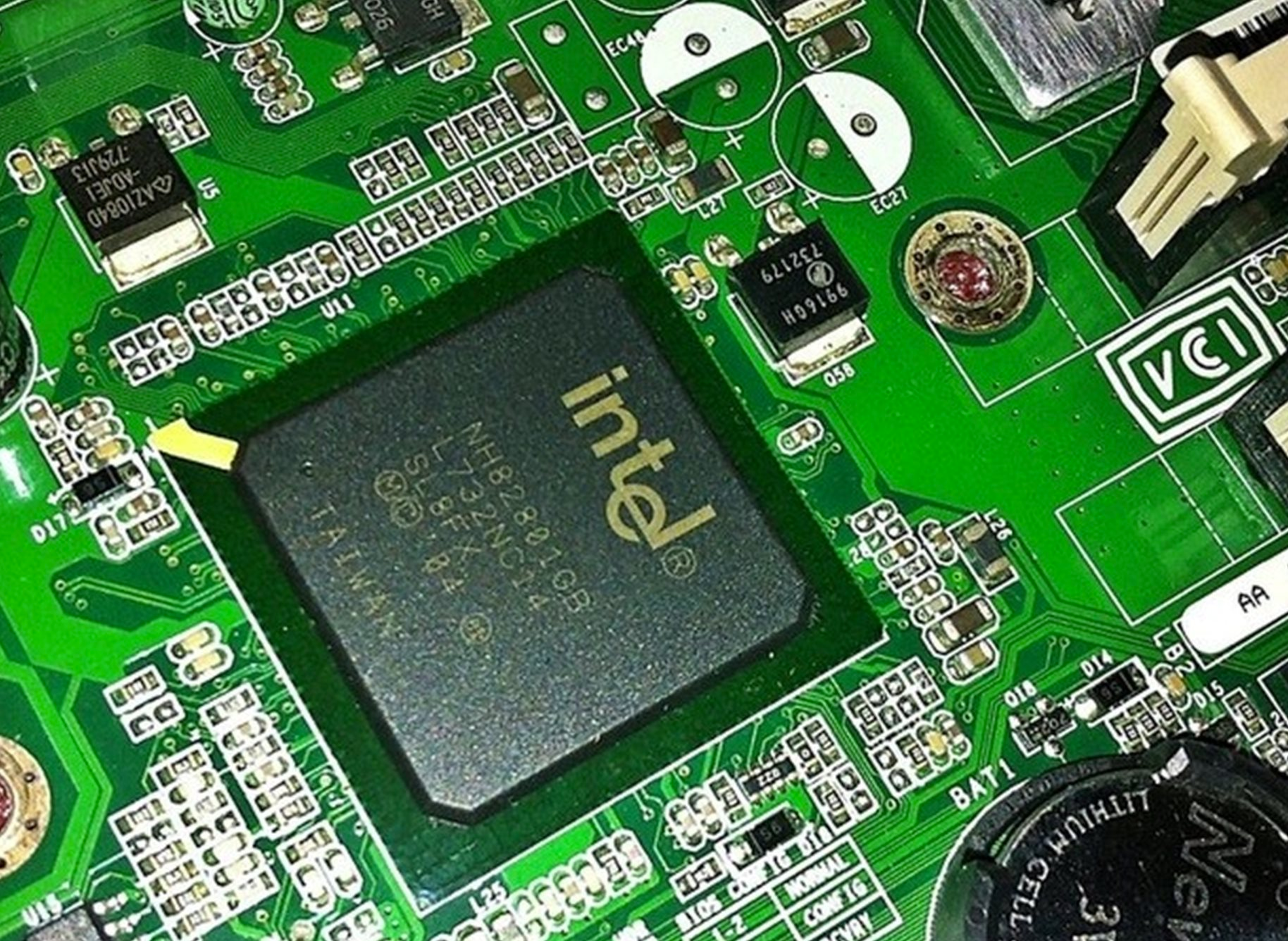 Phức tạp như ngành sản xuất chip: Hơn 10 quốc gia cùng tham gia chế tạo, ít nhất 70 lần vượt biên mới đến tay người dùng - Ảnh 1.