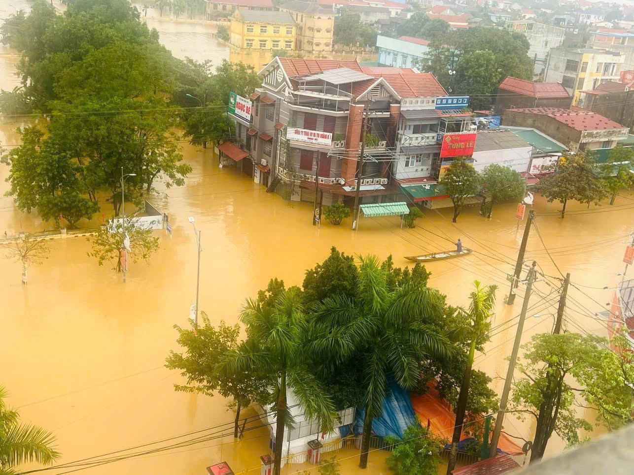 Lũ lớn sau bão Trami ở Quảng Bình khiến hàng ngàn nhà ngập lụt - Ảnh 5.