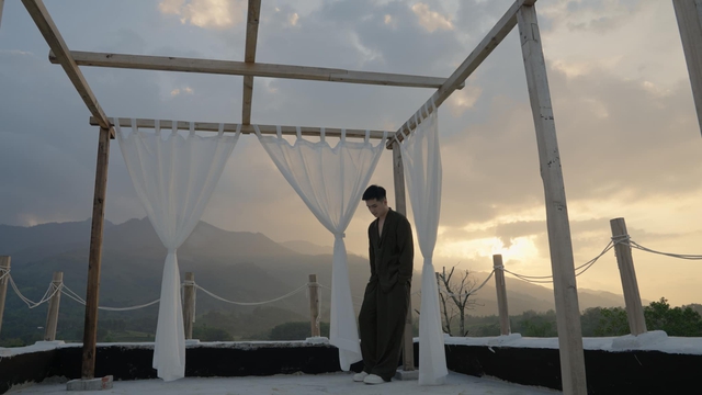 MV "2 người chia tay 4 người hạnh ph&uacute;c" của H&agrave; Anh g&acirc;y ch&uacute; &yacute; với ca từ "chữa l&agrave;nh"- Ảnh 1.