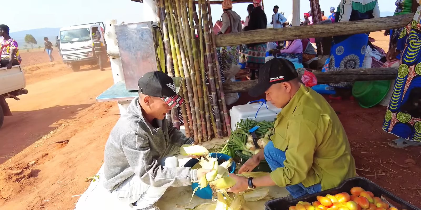 Bán nước mía ở hội chợ nông nghiệp, team Quang Linh châu Phi đón khách chật kín, mang cả dưa hấu khủng tặng Chủ tịch tỉnh - Ảnh 2.