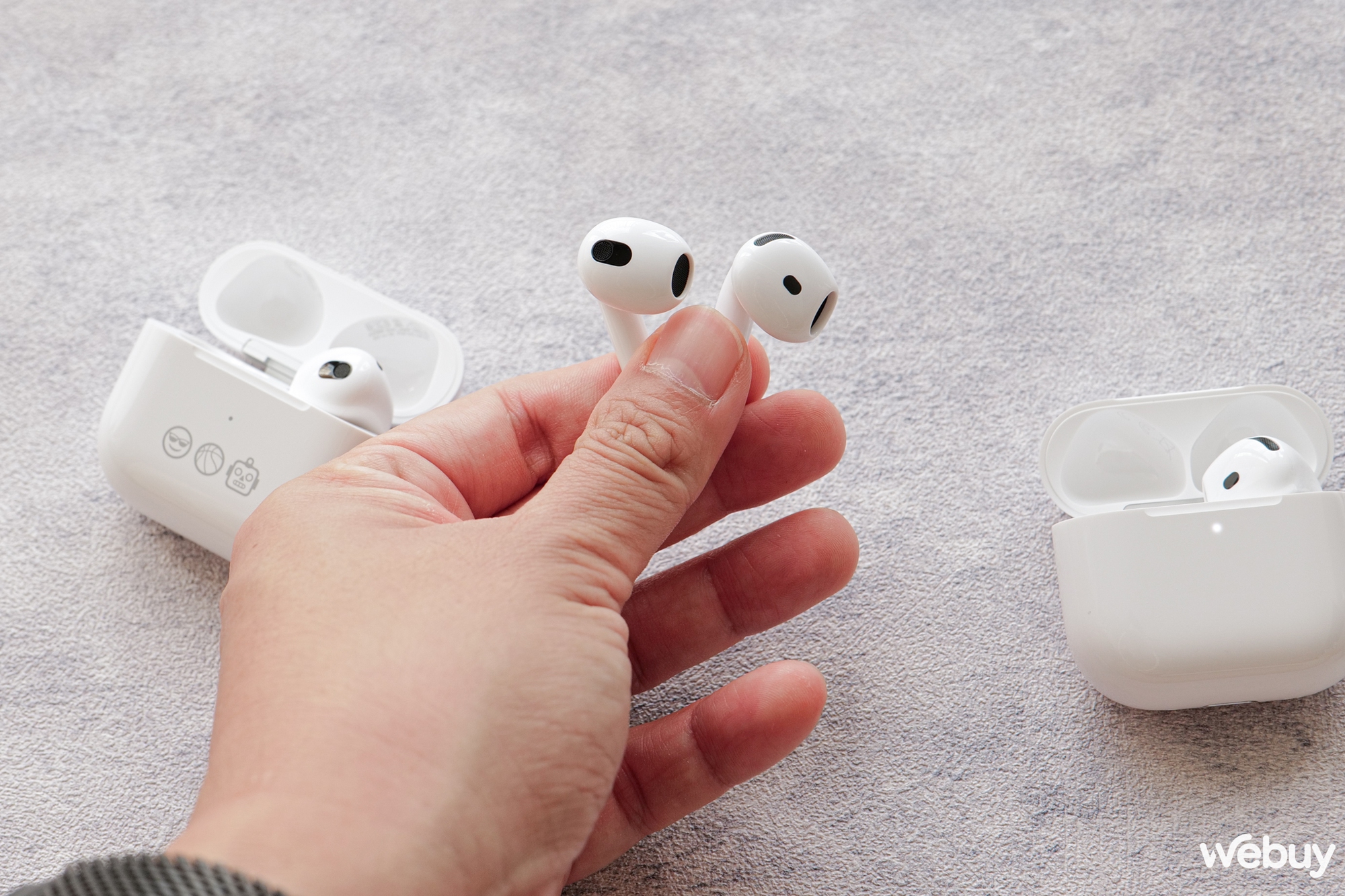 Trên tay AirPods 4 chính hãng: Hai phiên bản, thiết kế gọn nhẹ hơn, chống ồn ổn dù chưa bằng được AirPods Pro, giá từ 3,49 triệu đồng- Ảnh 13.