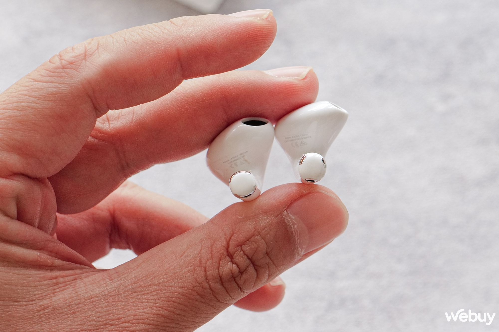 Trên tay AirPods 4 chính hãng: Hai phiên bản, thiết kế gọn nhẹ hơn, chống ồn ổn dù chưa bằng được AirPods Pro, giá từ 3,49 triệu đồng- Ảnh 11.