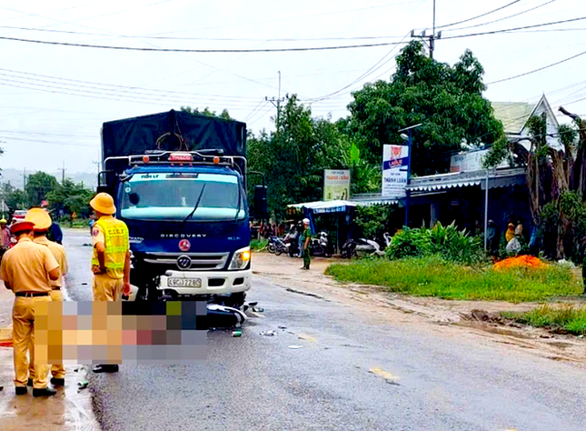 Xe tải tông chết hai bà cháu trên Quốc lộ 25 - Ảnh 1.