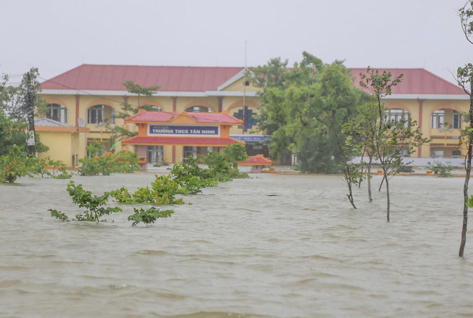 Trường học ngập lụt ở Quảng Bình: Giảng dạy tạm dừng , thiệt hại nghiêm trọng - Ảnh 6.