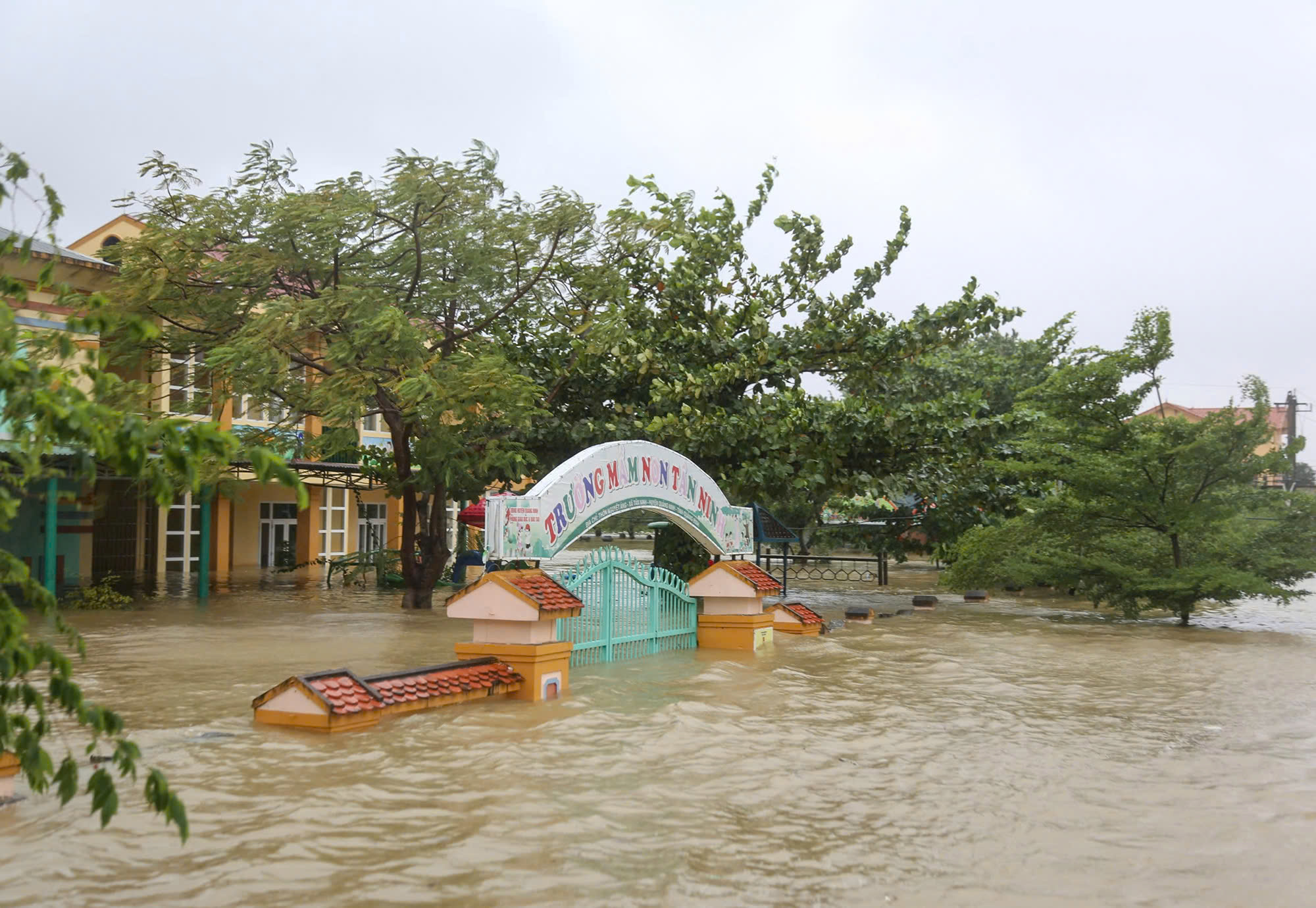 Trường học ngập lụt ở Quảng Bình: Giảng dạy tạm dừng , thiệt hại nghiêm trọng - Ảnh 9.