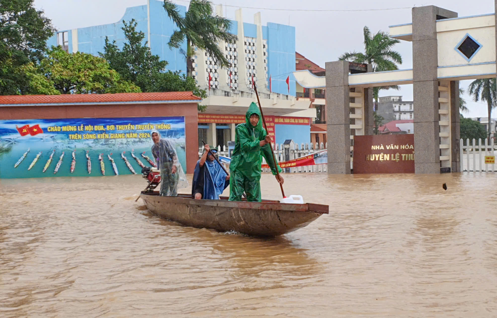 Trường học ngập lụt ở Quảng Bình: Giảng dạy tạm dừng , thiệt hại nghiêm trọng - Ảnh 1.