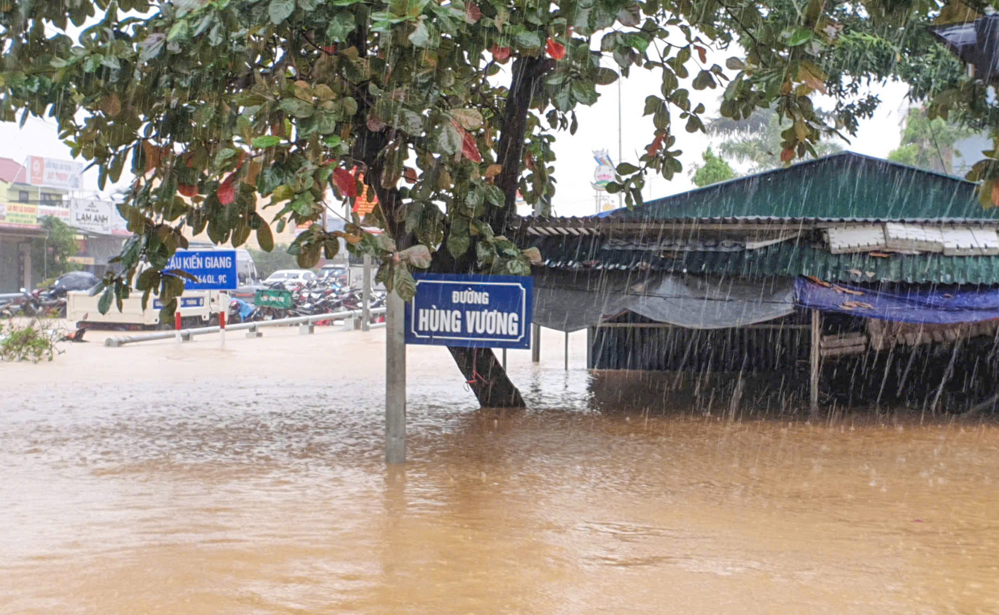 Trường học ngập lụt ở Quảng Bình: Giảng dạy tạm dừng , thiệt hại nghiêm trọng - Ảnh 11.