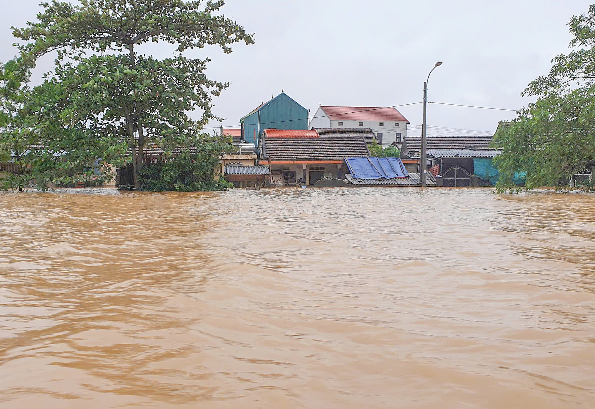 Trường học ngập lụt ở Quảng Bình: Giảng dạy tạm dừng , thiệt hại nghiêm trọng - Ảnh 14.