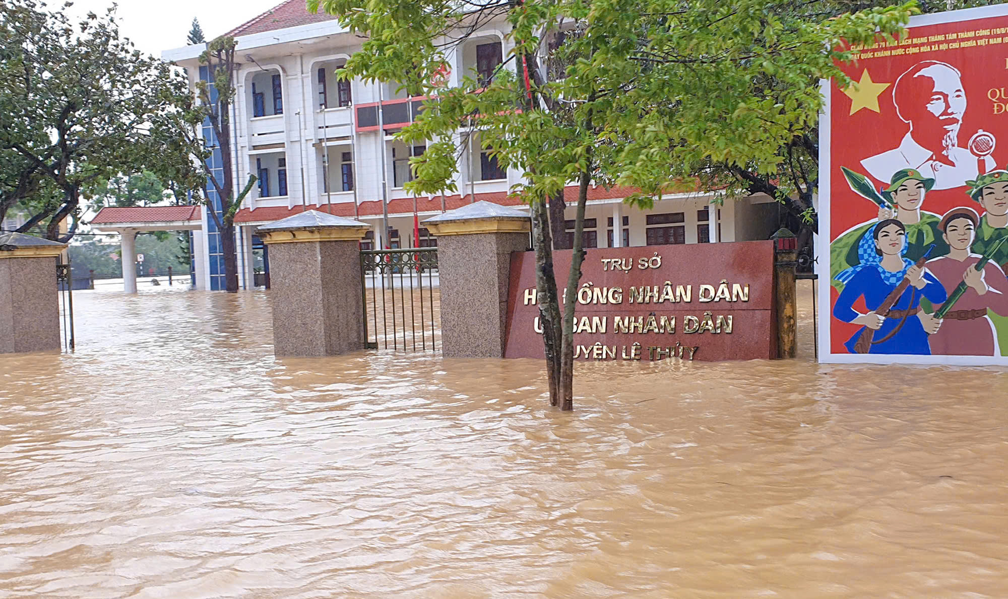 Trường học ngập lụt ở Quảng Bình: Giảng dạy tạm dừng , thiệt hại nghiêm trọng - Ảnh 15.