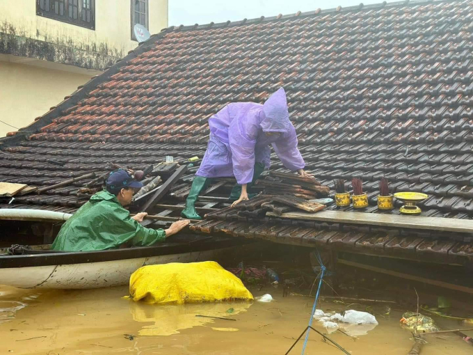 Quặn lòng hình ảnh quan tài treo trên nóc nhà giữa mưa lũ Quảng Bình: Tất cả chỉ mong chờ 1 điều ngay lúc này!- Ảnh 3.