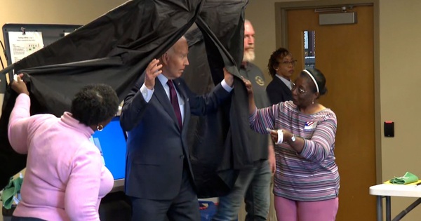 Đứng tại "vị tr&iacute; cũ" của &ocirc;ng Trump, b&agrave; Harris đưa ra cảnh b&aacute;o mới - Ảnh 3.