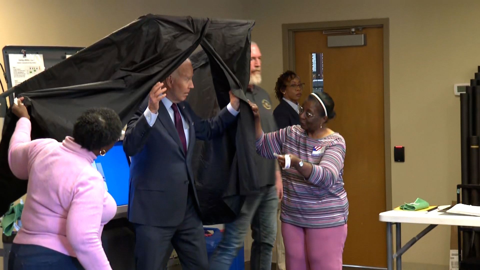 Tổng thống Biden xếp h&agrave;ng bỏ phiếu sớm, được hỏi "cay đắng hay ngọt ng&agrave;o"? - Ảnh 1.