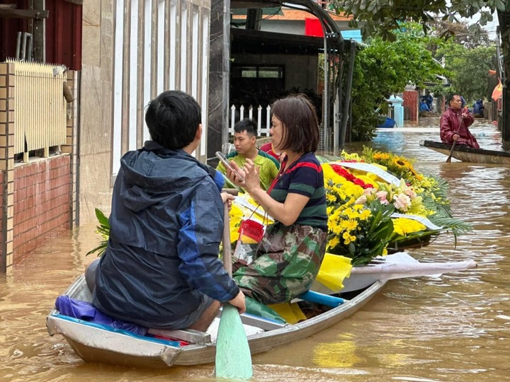 Cảnh chèo thuyền vượt lũ đưa người thân đi mai táng ở Quảng Bình - Ảnh 1.