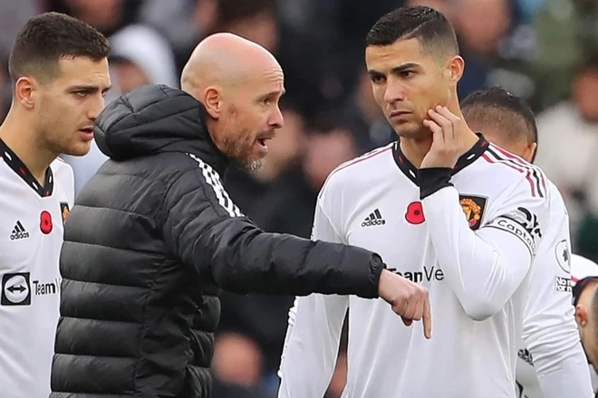 Tiết lộ: Ronaldo bị Ten Hag đối xử phũ phàng tại MU, phải cầu cứu sự giúp đỡ từ cầu thủ trẻ - Ảnh 1.