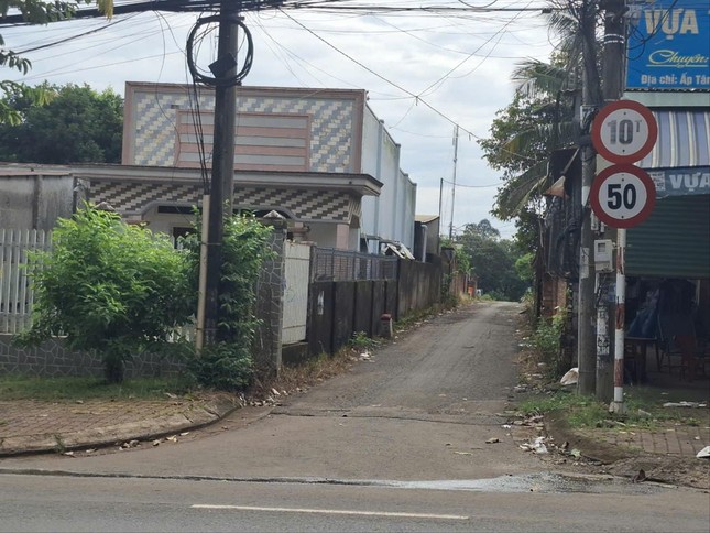 Gia cảnh đau l&ograve;ng trẻ b&aacute;n v&eacute; số bị s&aacute;t hại ở Đồng Nai - Ảnh 2.