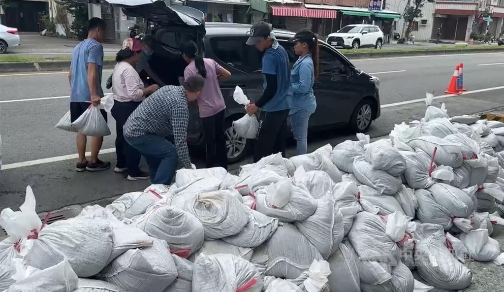 Siêu vão Kong-rey gây lo ngại với mắt bão “khổng lồ”, sắp mạnh cực đại - Ảnh 2.