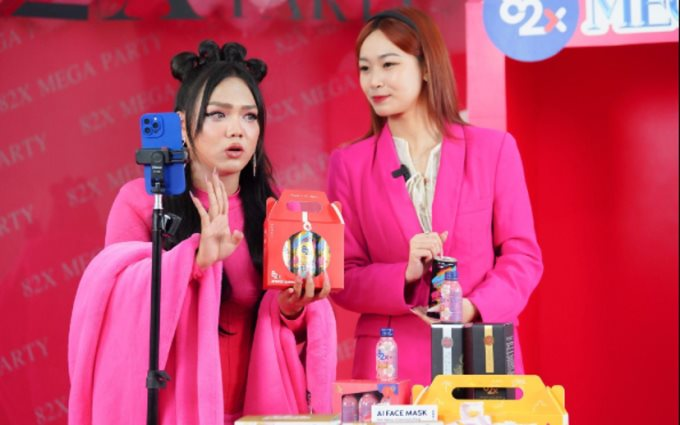 'Chiến thần livestream' Phạm Thoại kể chuyện từng v&agrave;o 'danh s&aacute;ch đen' của tất cả c&aacute;c nh&atilde;n h&agrave;ng: &ldquo;Tại sao người ta nổi tiếng c&oacute; th&ecirc;m c&ocirc;ng việc, c&ograve;n m&igrave;nh th&igrave; kh&ocirc;ng?&rdquo;- Ảnh 3.