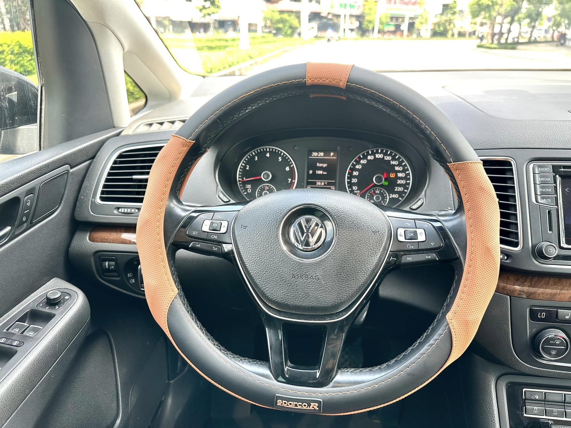 VW Sharan bán lại giá hơn 630 triệu ngang Xpander mới: Từng đắt hơn Sedona, có ghế massage, cửa nóc toàn cảnh, động cơ 220 mã lực- Ảnh 6.