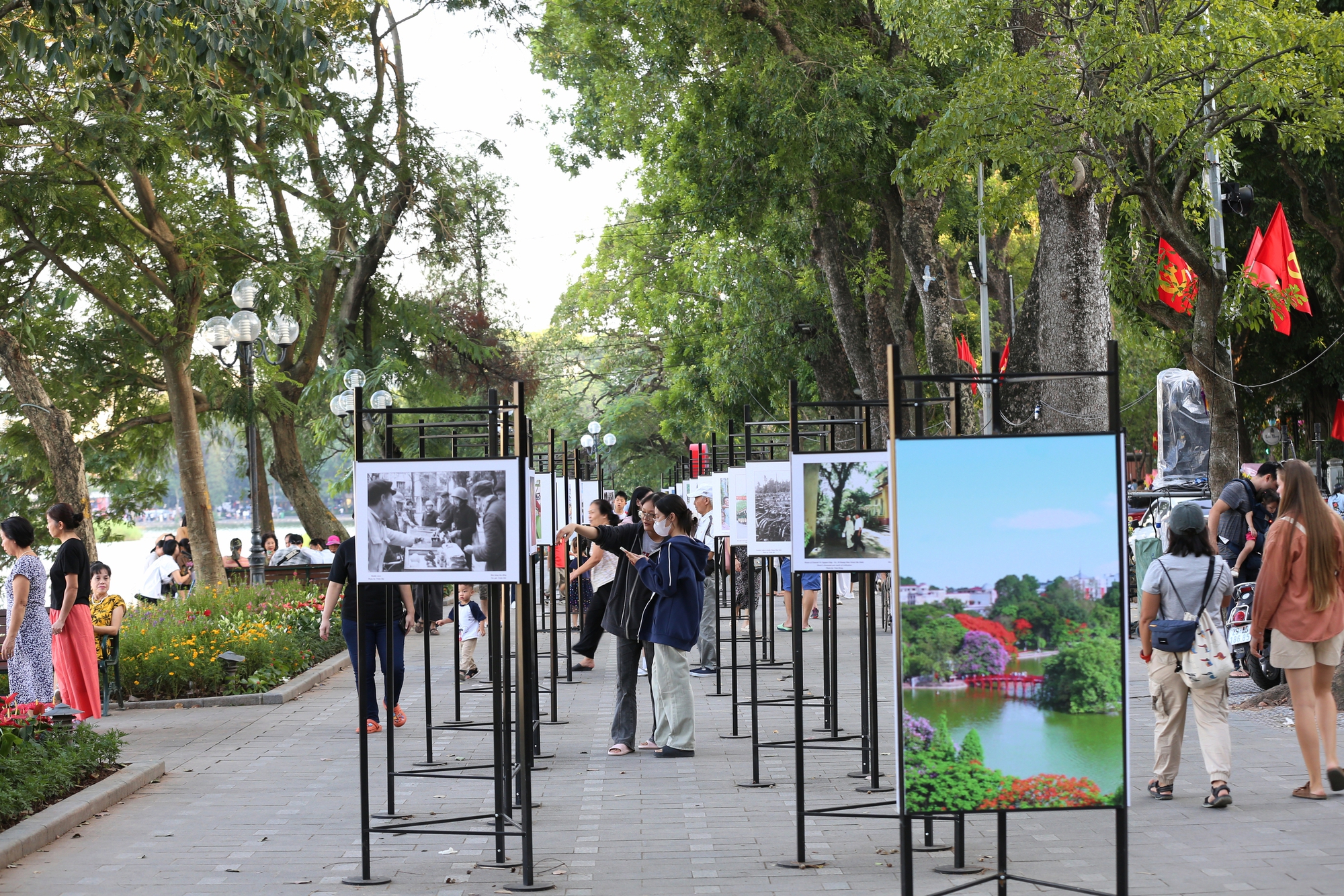 Hà Nội: Nhiều công trình tiêu biểu được tái hiện lại trên phố đi bộ Hồ Gươm- Ảnh 18.