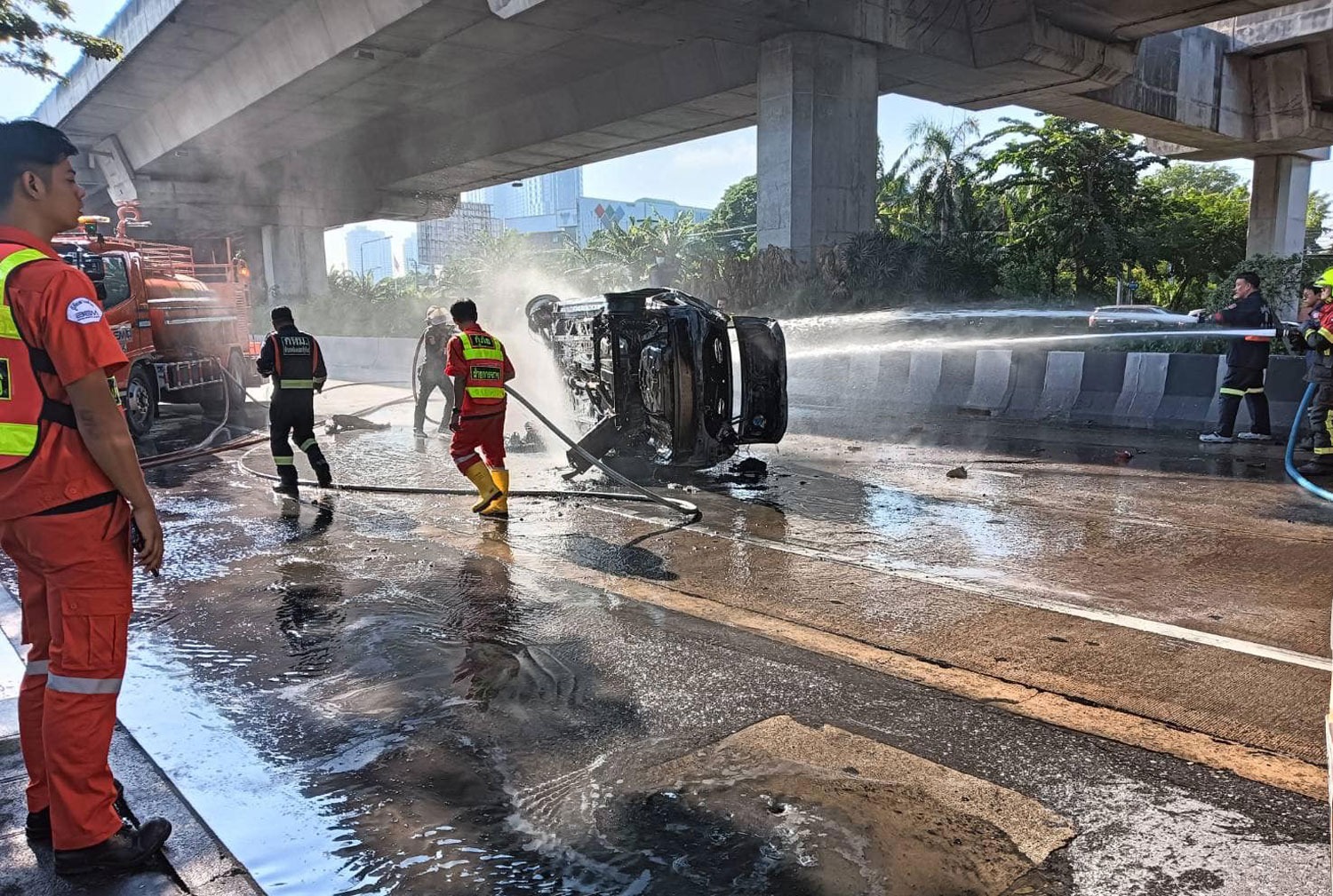 Taxi bốc cháy ngùn ngụt trên phố Bangkok , giải cứu nạn nhân kịp thời - Ảnh 3.