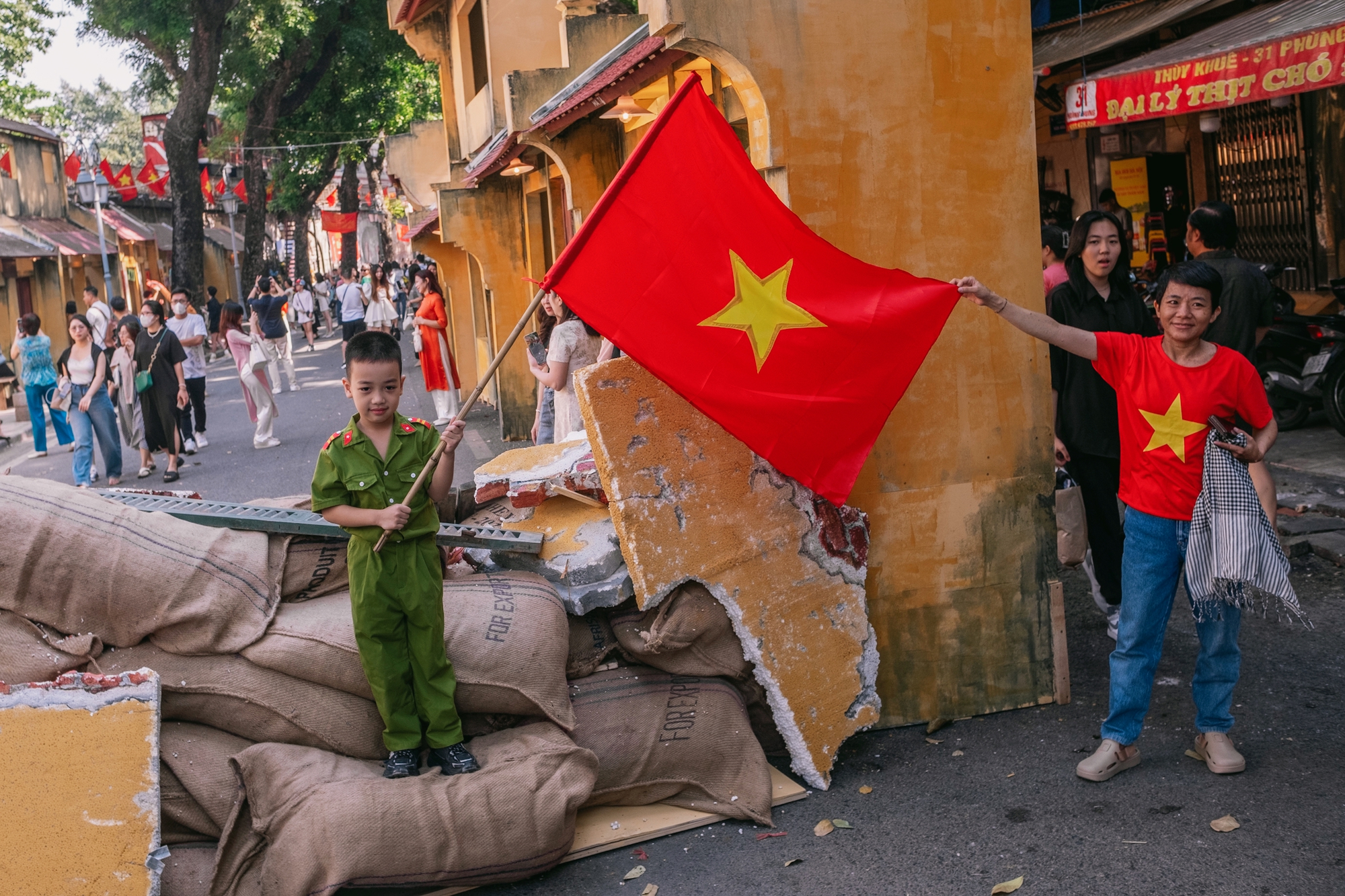 Hà Nội tái hiện ký ức hào hùng 70 năm Giải phóng Thủ đô tại phố Phùng Hưng - Ảnh 13.