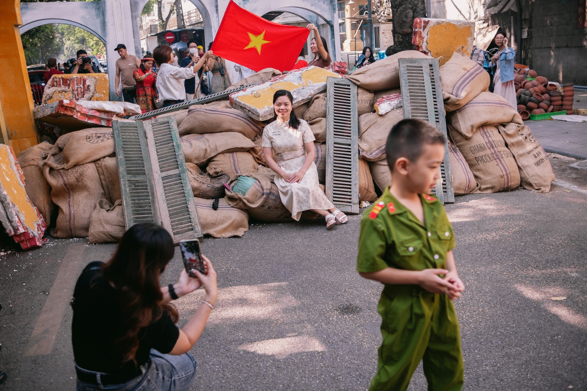 Hà Nội tái hiện ký ức hào hùng 70 năm Giải phóng Thủ đô tại phố Phùng Hưng - Ảnh 5.