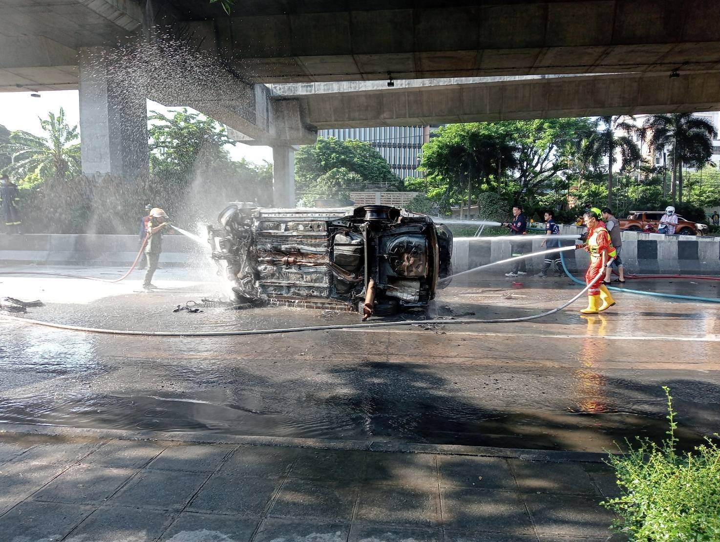 Taxi bốc cháy ngùn ngụt trên phố Bangkok , giải cứu nạn nhân kịp thời - Ảnh 2.