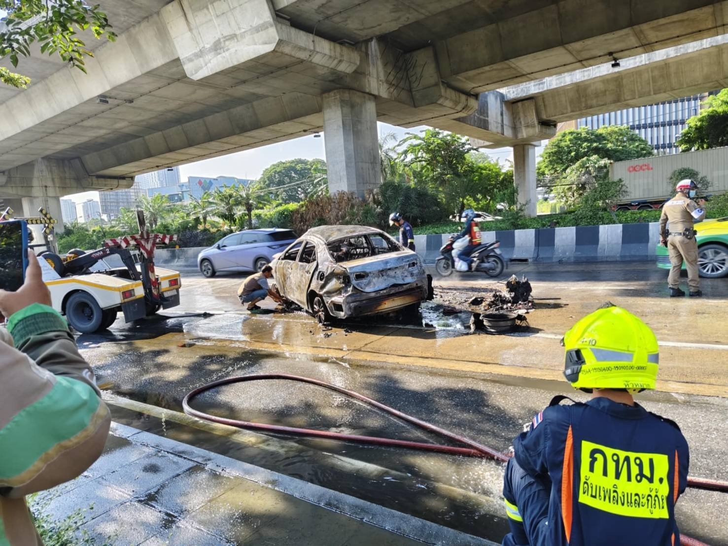 Taxi bốc cháy ngùn ngụt trên phố Bangkok , giải cứu nạn nhân kịp thời - Ảnh 4.