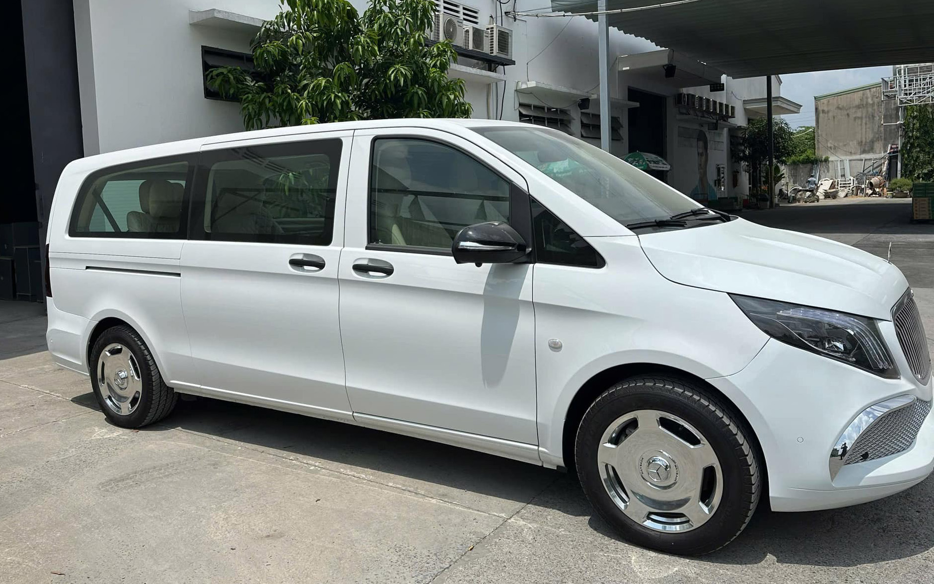 Mercedes-Benz V-Class ‘giá rẻ’ độ kiểu Maybach tại đại lý: Giá hơn 3,6 tỷ đắt hơn 2 chiếc Carnival cao cấp, có TV to, ghế ‘chủ tịch’- Ảnh 2.