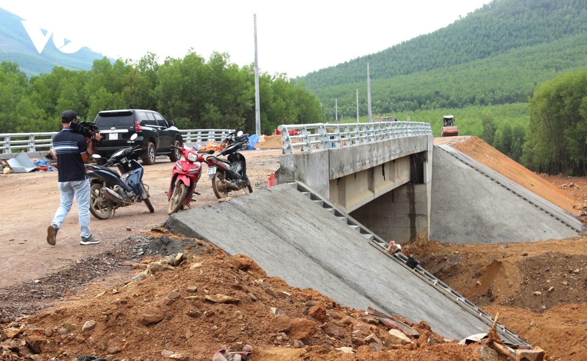 Cận cảnh thi công đường nối Bình Định với cảng Quy Nhơn - Ảnh 5.