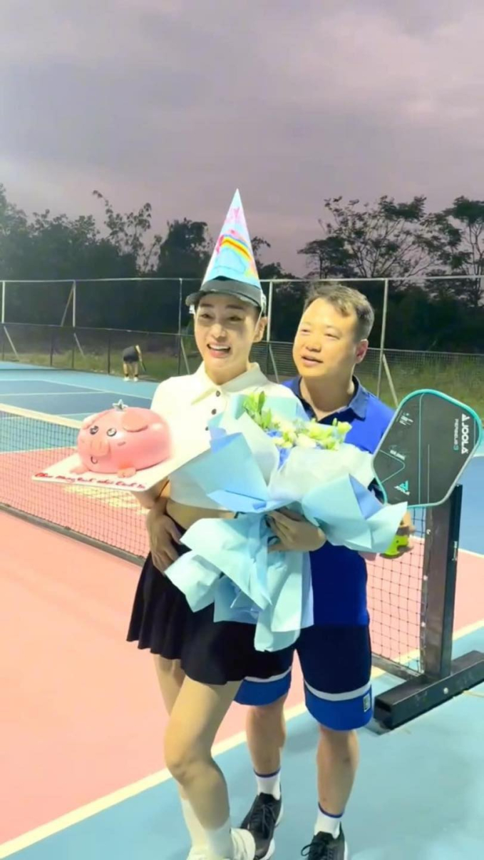 Shark Bình bị chê khi chơi pickleball, phản ứng thế nào về việc trang phục môn thể thao hot nhất năm 2024 gây tranh cãi?- Ảnh 2.