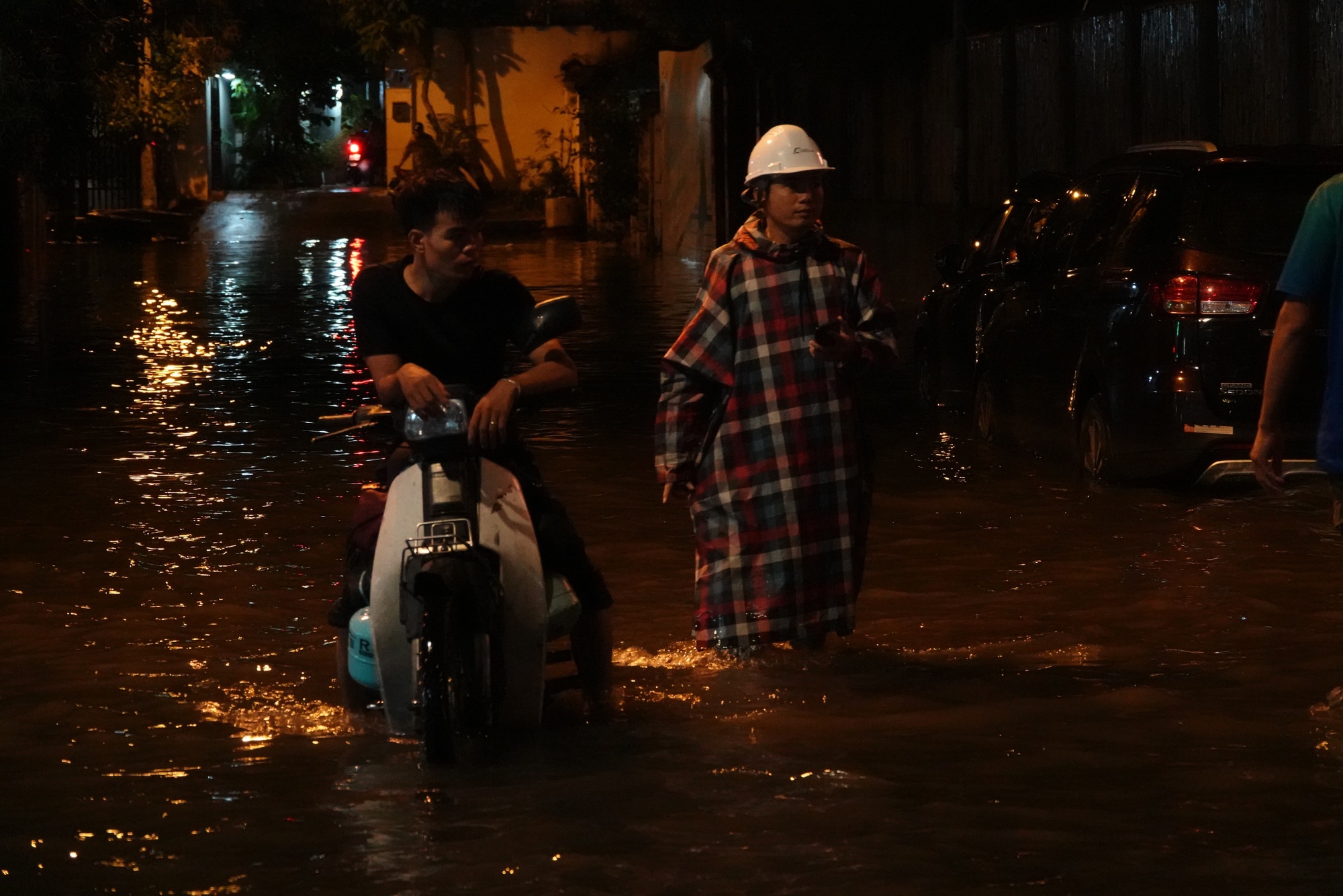 Người dân TP . HCM vật lộn với ngập lụt sau mưa lớn ngày 8 / 10 - Ảnh 11.