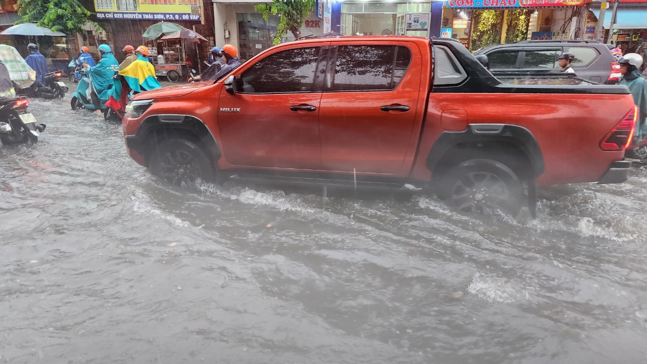 Mưa lớn ngập nặng sân bay Tân Sơn Nhất chưa từng thấy tại tp . Hcm - Ảnh 11.