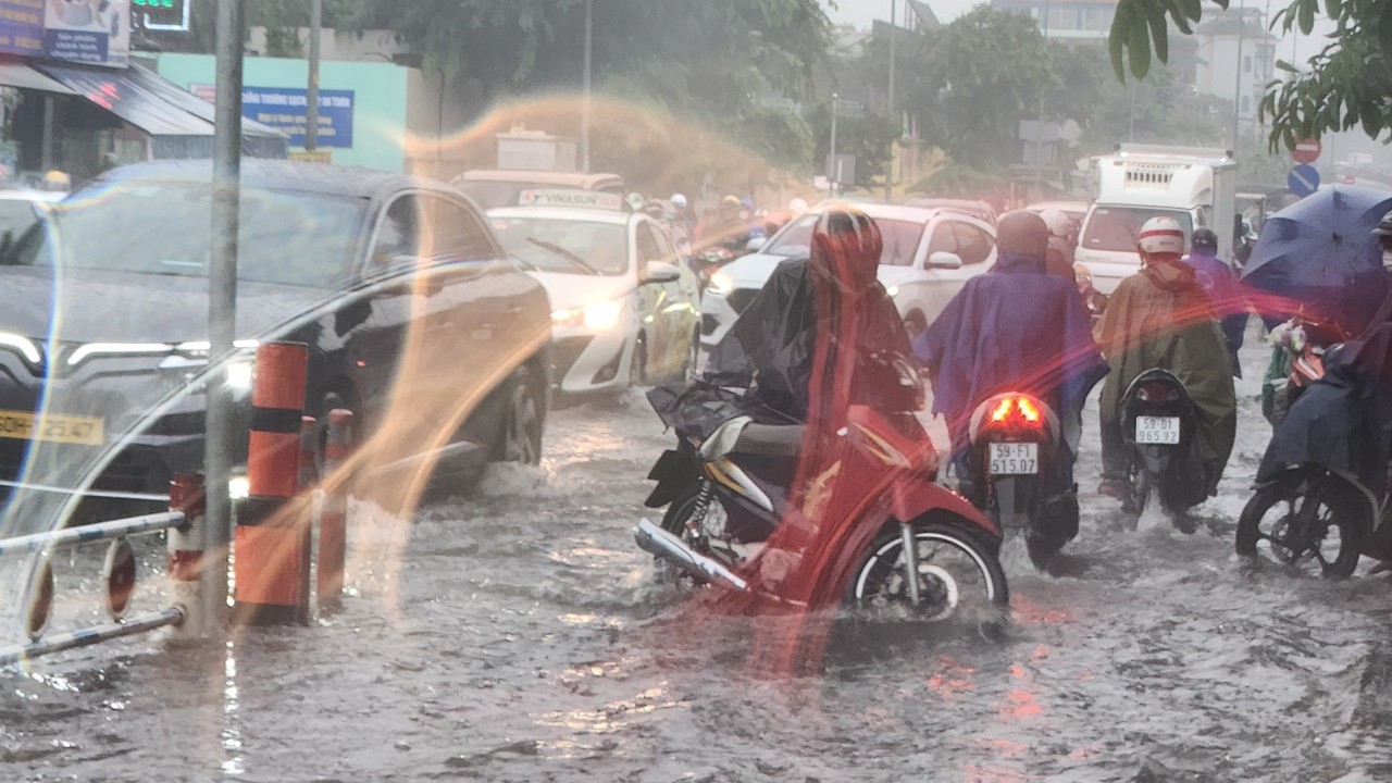 Mưa lớn ngập nặng sân bay Tân Sơn Nhất chưa từng thấy tại tp . Hcm - Ảnh 2.