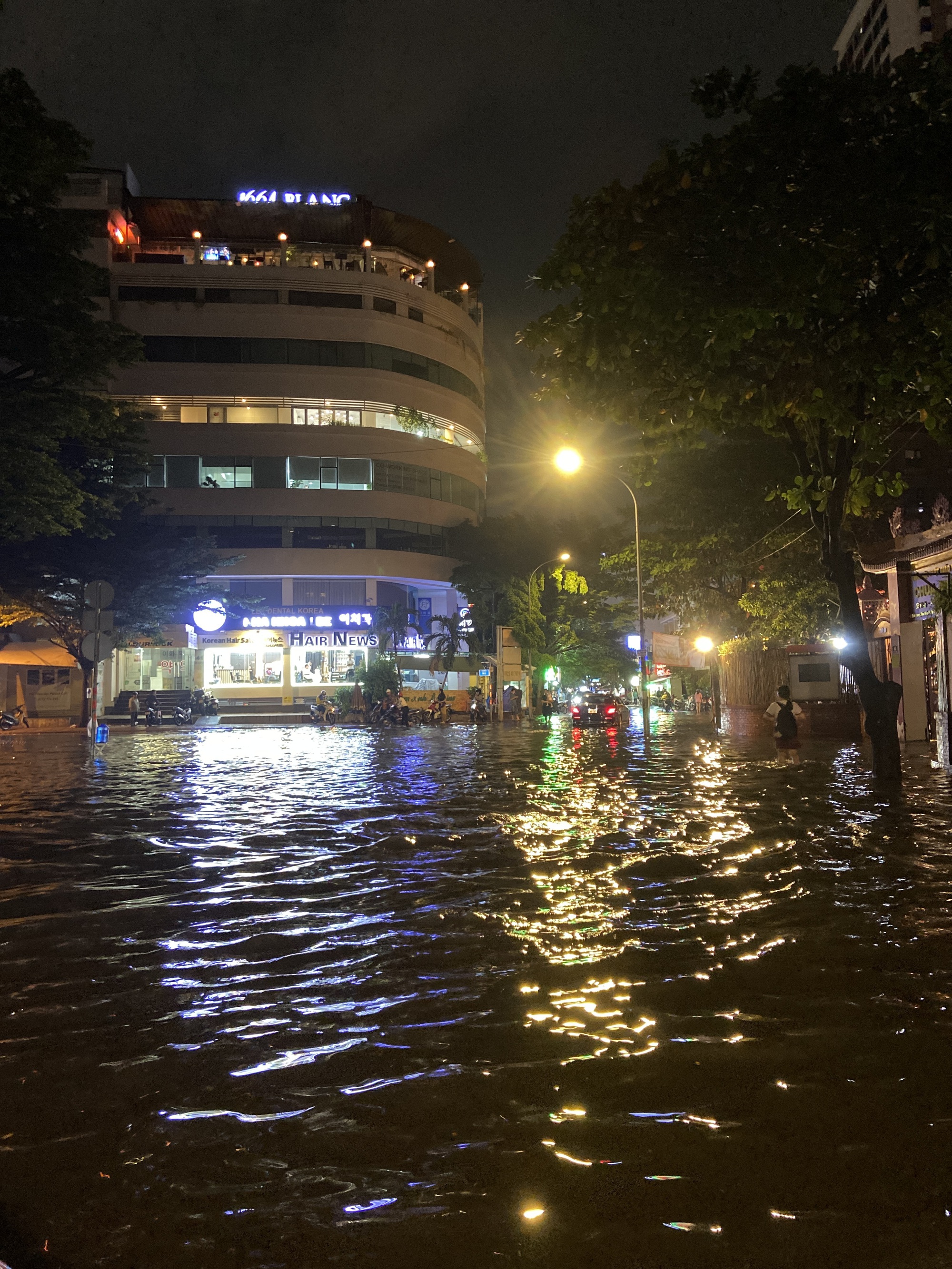 Người dân TP . HCM vật lộn với ngập lụt sau mưa lớn ngày 8 / 10 - Ảnh 8.