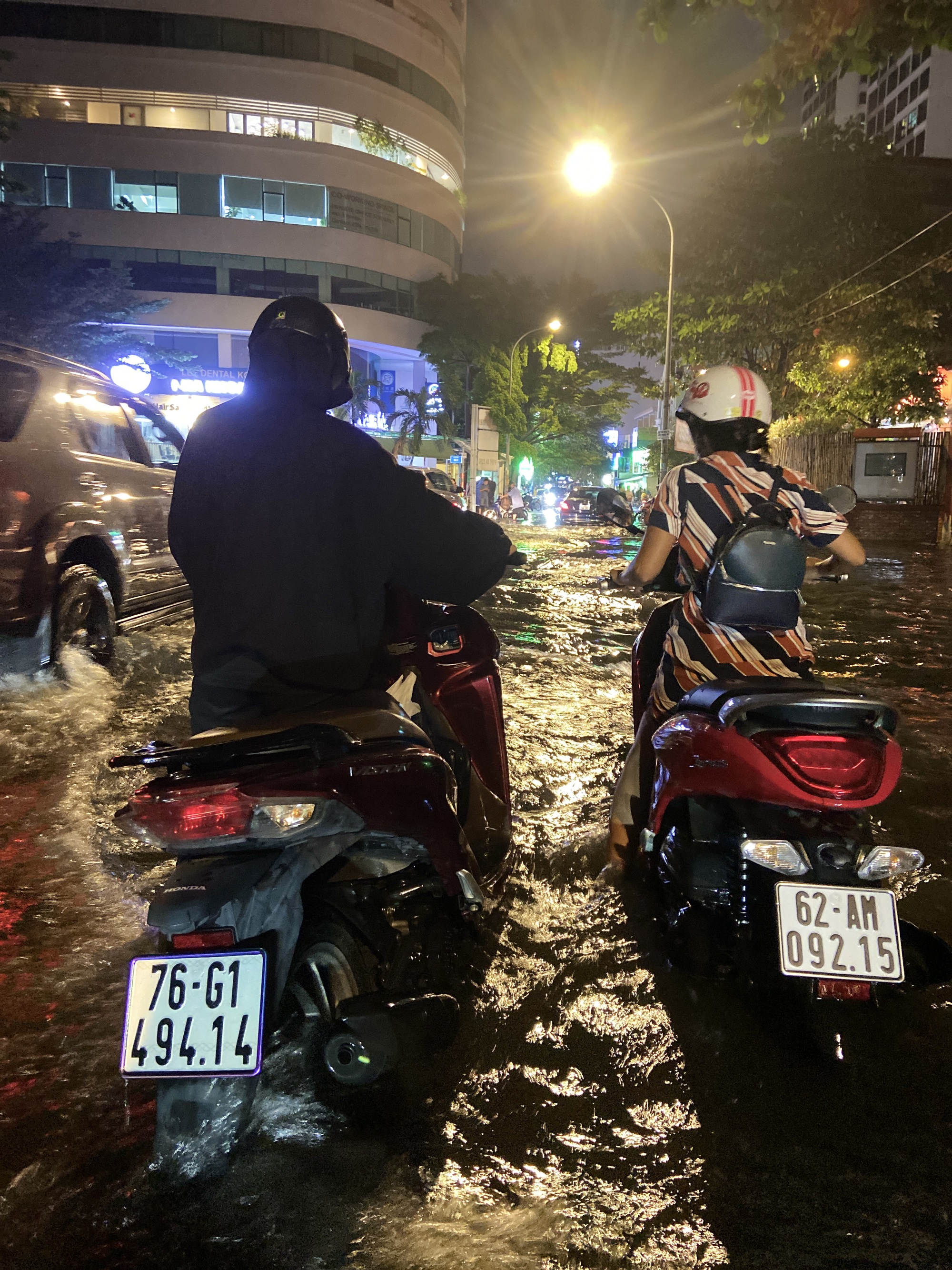 Người dân TP . HCM vật lộn với ngập lụt sau mưa lớn ngày 8 / 10 - Ảnh 3.