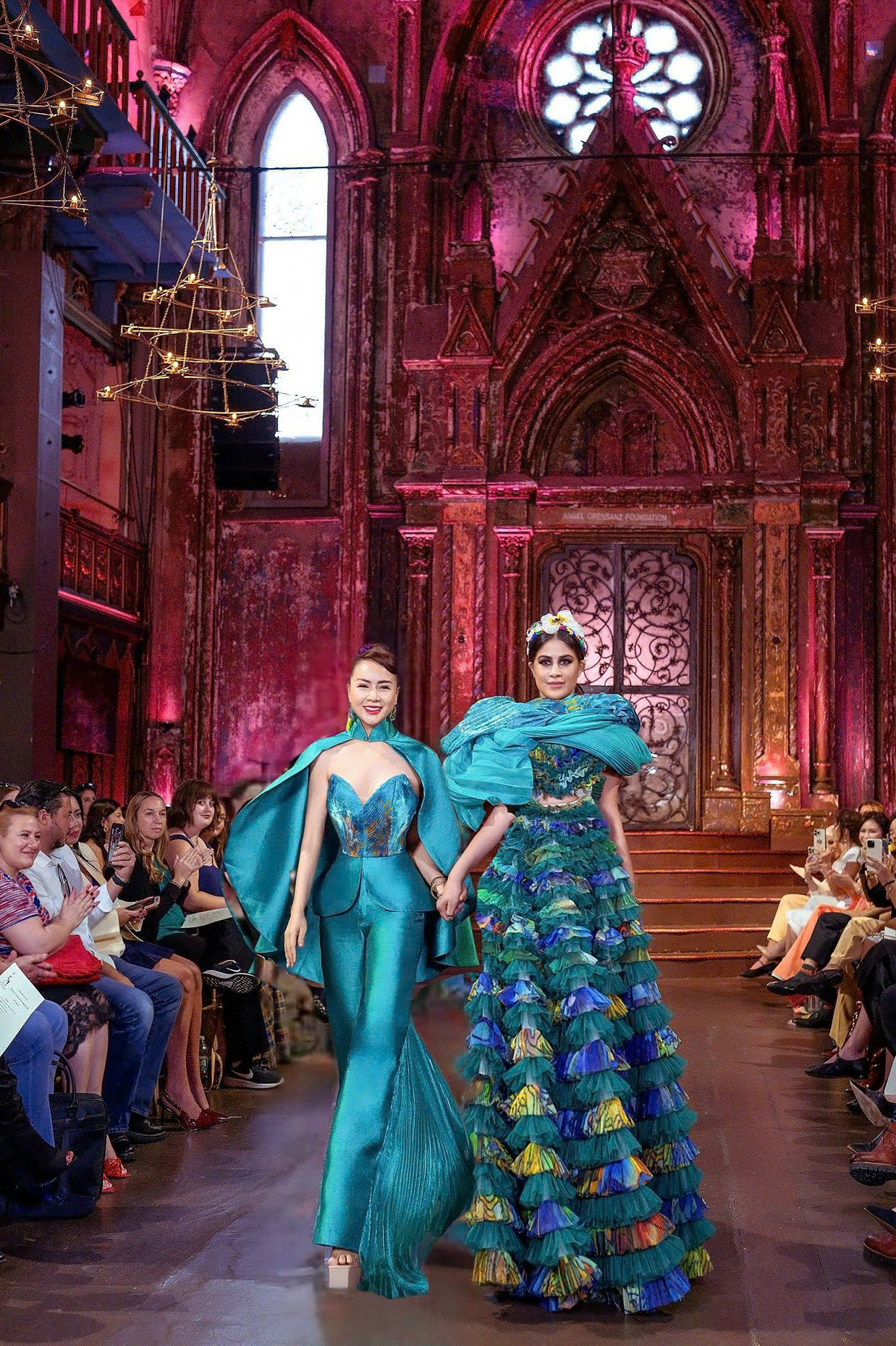 Dàn sao quốc tế trình diễn trang phục của NTK Tuyết Lê tại New York Couture Fashion Week- Ảnh 9.