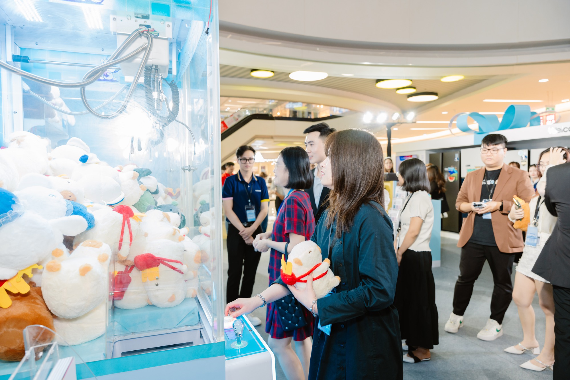 Check-in địa điểm hot nhất tuần n&agrave;y: Nh&agrave; Th&ocirc;ng Minh Bespoke AI tại Vạn Hạnh Mall - Ảnh 3.