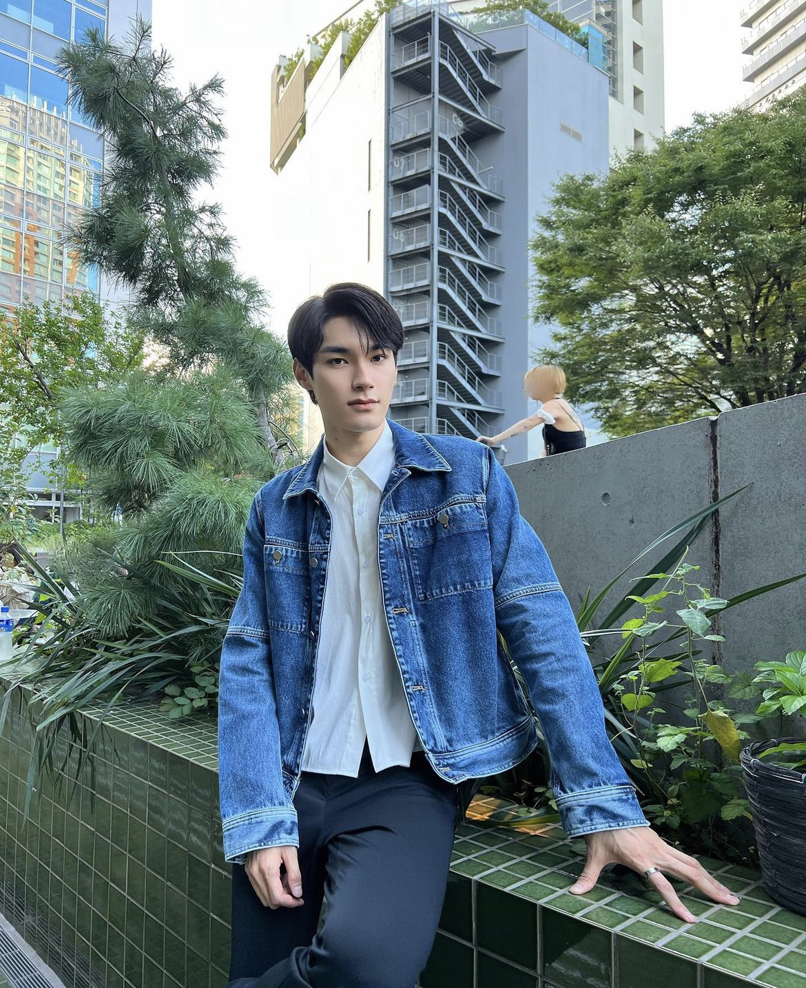 Bức h&igrave;nh chụp 2 bố con sau 10 năm, c&ugrave;ng mặc vest đen khiến d&acirc;n mạng cho&aacute;ng v&aacute;ng: T&ocirc;i chẳng thể n&agrave;o l&agrave;m nổi!- Ảnh 5.