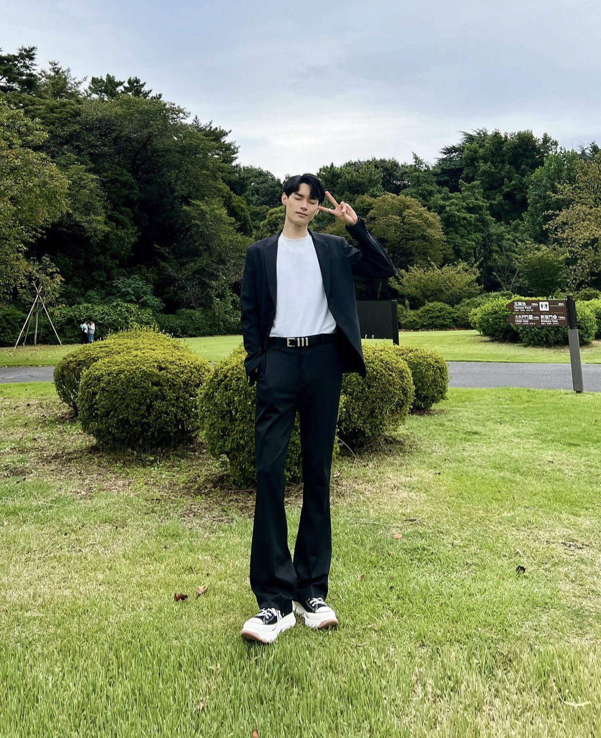 Bức h&igrave;nh chụp 2 bố con sau 10 năm, c&ugrave;ng mặc vest đen khiến d&acirc;n mạng cho&aacute;ng v&aacute;ng: T&ocirc;i chẳng thể n&agrave;o l&agrave;m nổi!- Ảnh 6.