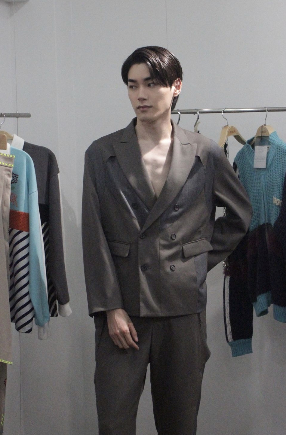 Bức h&igrave;nh chụp 2 bố con sau 10 năm, c&ugrave;ng mặc vest đen khiến d&acirc;n mạng cho&aacute;ng v&aacute;ng: T&ocirc;i chẳng thể n&agrave;o l&agrave;m nổi!- Ảnh 4.