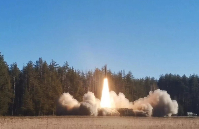 Chiến thuật tấn c&ocirc;ng 'th&aacute;c đổ' được &aacute;p dụng tr&ecirc;n chiến trường - Ảnh 1.