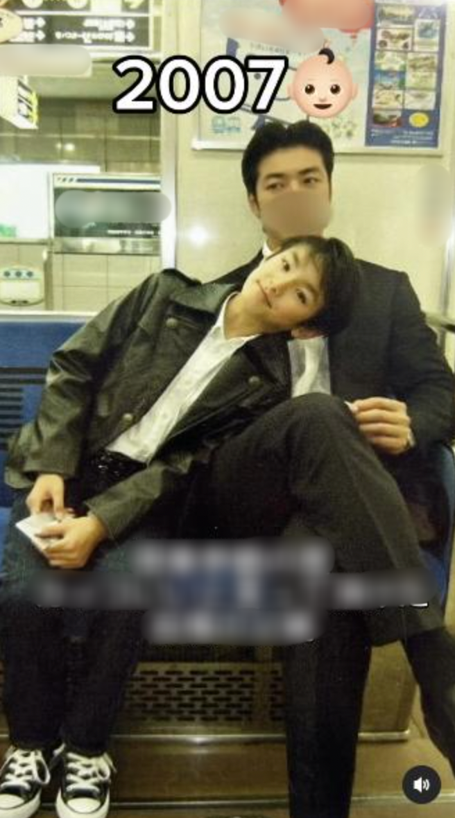 Bức h&igrave;nh chụp 2 bố con sau 10 năm, c&ugrave;ng mặc vest đen khiến d&acirc;n mạng cho&aacute;ng v&aacute;ng: T&ocirc;i chẳng thể n&agrave;o l&agrave;m nổi!- Ảnh 1.