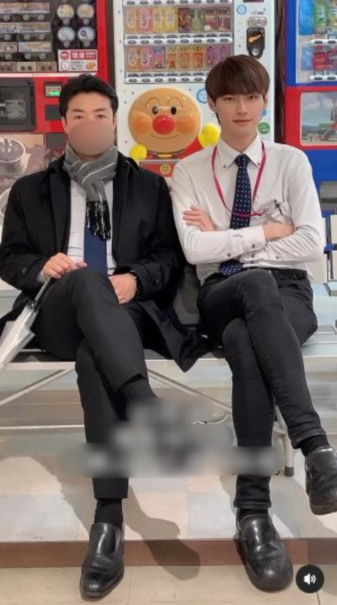 Bức h&igrave;nh chụp 2 bố con sau 10 năm, c&ugrave;ng mặc vest đen khiến d&acirc;n mạng cho&aacute;ng v&aacute;ng: T&ocirc;i chẳng thể n&agrave;o l&agrave;m nổi!- Ảnh 2.