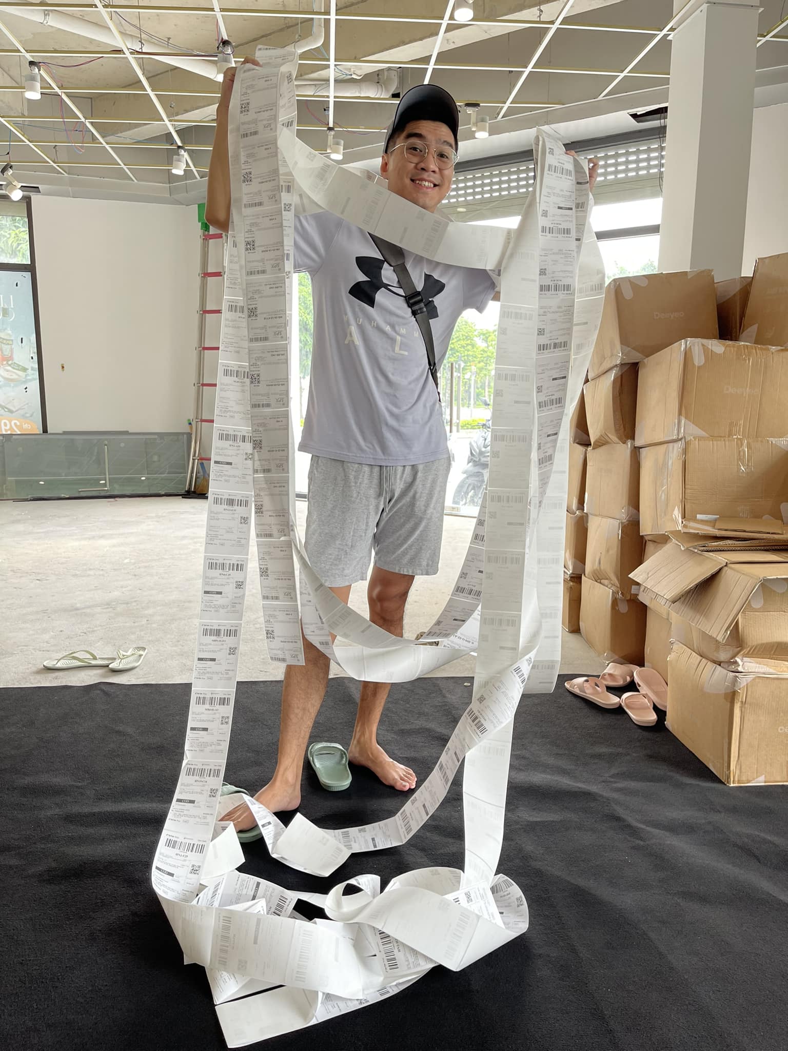 C&ocirc; g&aacute;i đi ăn x&ocirc;i vỉa h&egrave; bỗng thấy người nổi tiếng ngồi đối diện, m&agrave;n &ldquo;chạm mặt&rdquo; h&uacute;t 5 triệu lượt xem- Ảnh 4.