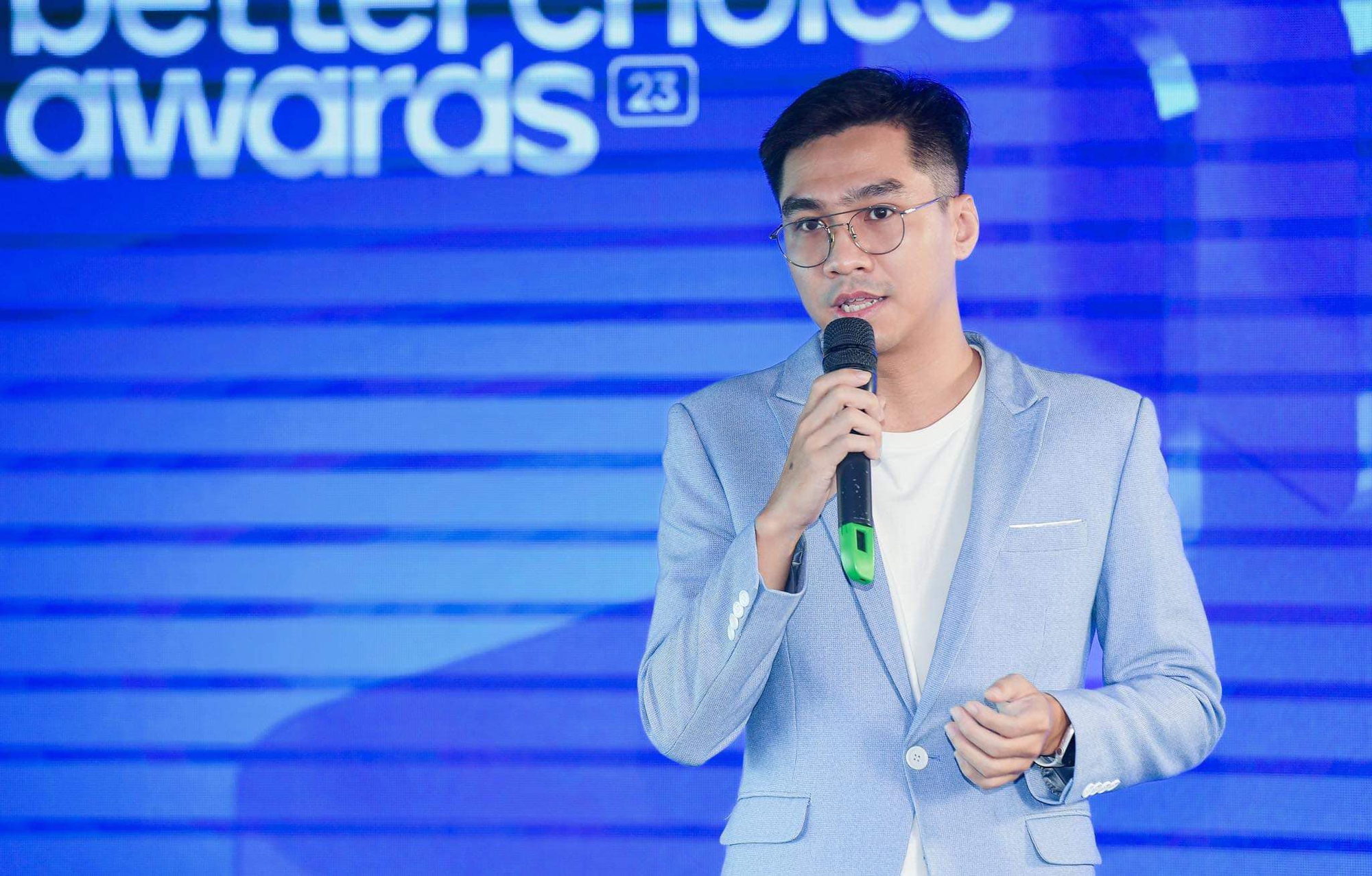 C&ocirc; g&aacute;i đi ăn x&ocirc;i vỉa h&egrave; bỗng thấy người nổi tiếng ngồi đối diện, m&agrave;n &ldquo;chạm mặt&rdquo; h&uacute;t 5 triệu lượt xem- Ảnh 3.