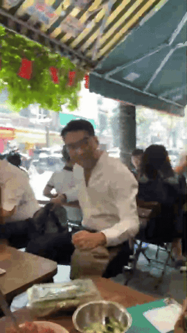 C&ocirc; g&aacute;i đi ăn x&ocirc;i vỉa h&egrave; bỗng thấy người nổi tiếng ngồi đối diện, m&agrave;n &ldquo;chạm mặt&rdquo; h&uacute;t 5 triệu lượt xem- Ảnh 1.