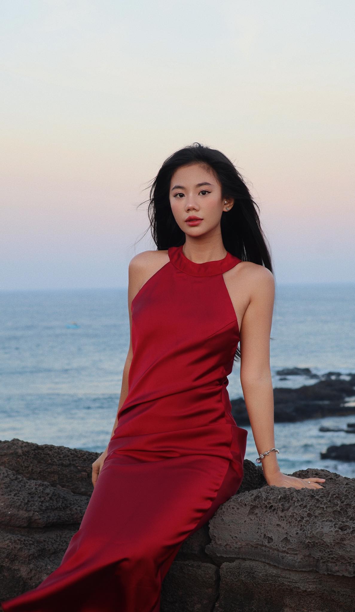 Tóm tắt cuộc chiến dậy sóng giữa "sạp chợ đêm" và "cửa hàng đồ hiệu" nóng nhất hiện tại - Ảnh 2.